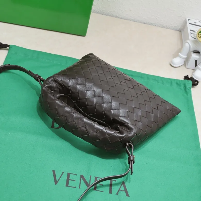 Batch 1400 BV 24 early spring new mini Hop has finally arrived! ! ! The small one is really exquisite and textured, and really shows off your temperament! ! ! Its shoulder strap is detachable, so it can be carried by hand or worn cross-body, which is really very practical! Moreover, the 15ProMax mobile phone can also be placed, so there is no need to worry about the problem of not being able to place the mobile phone. 📱 Style number: 7586# Size: 25.5*14.5*11cm